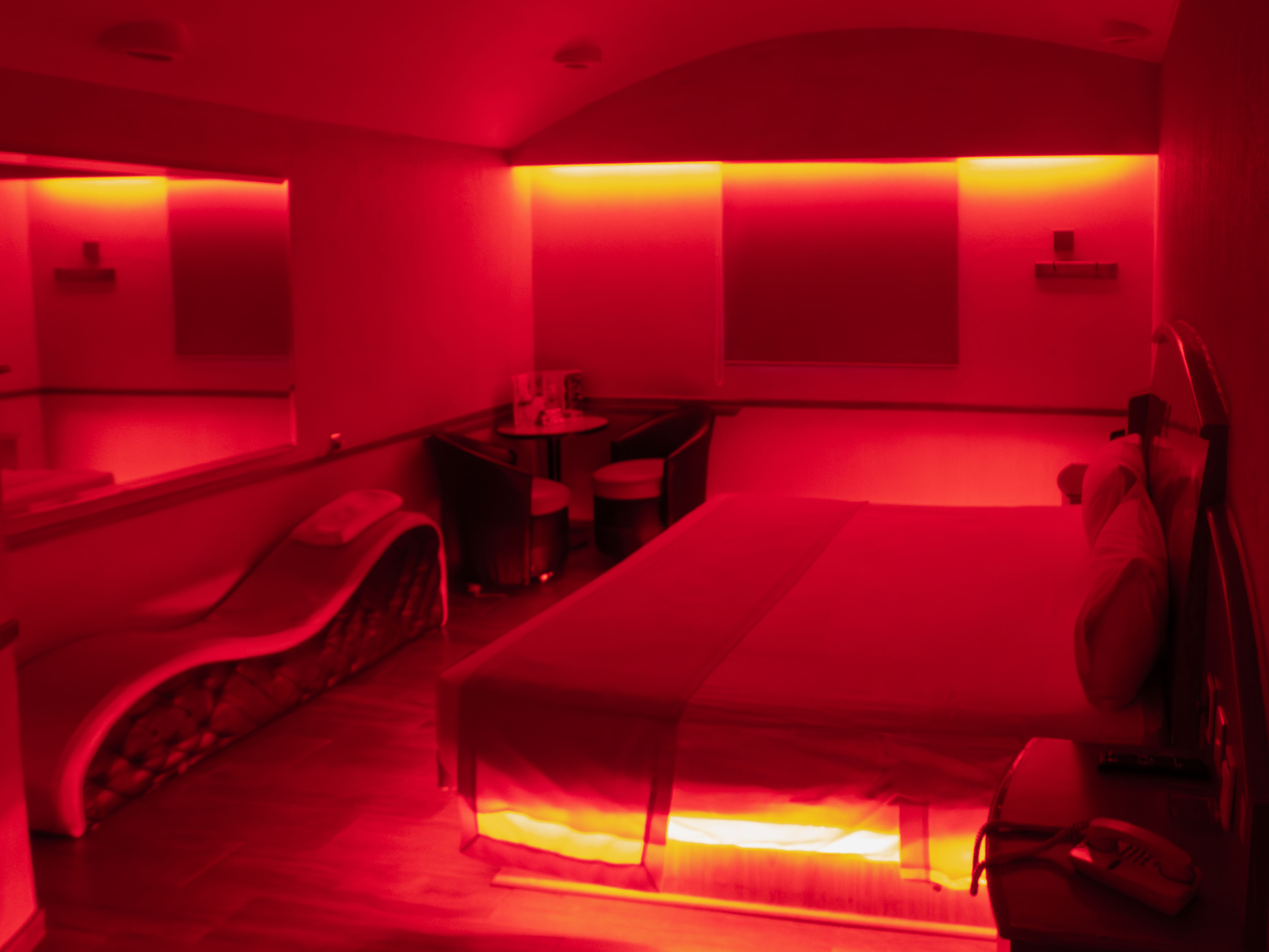 Habitación de motel con luz roja