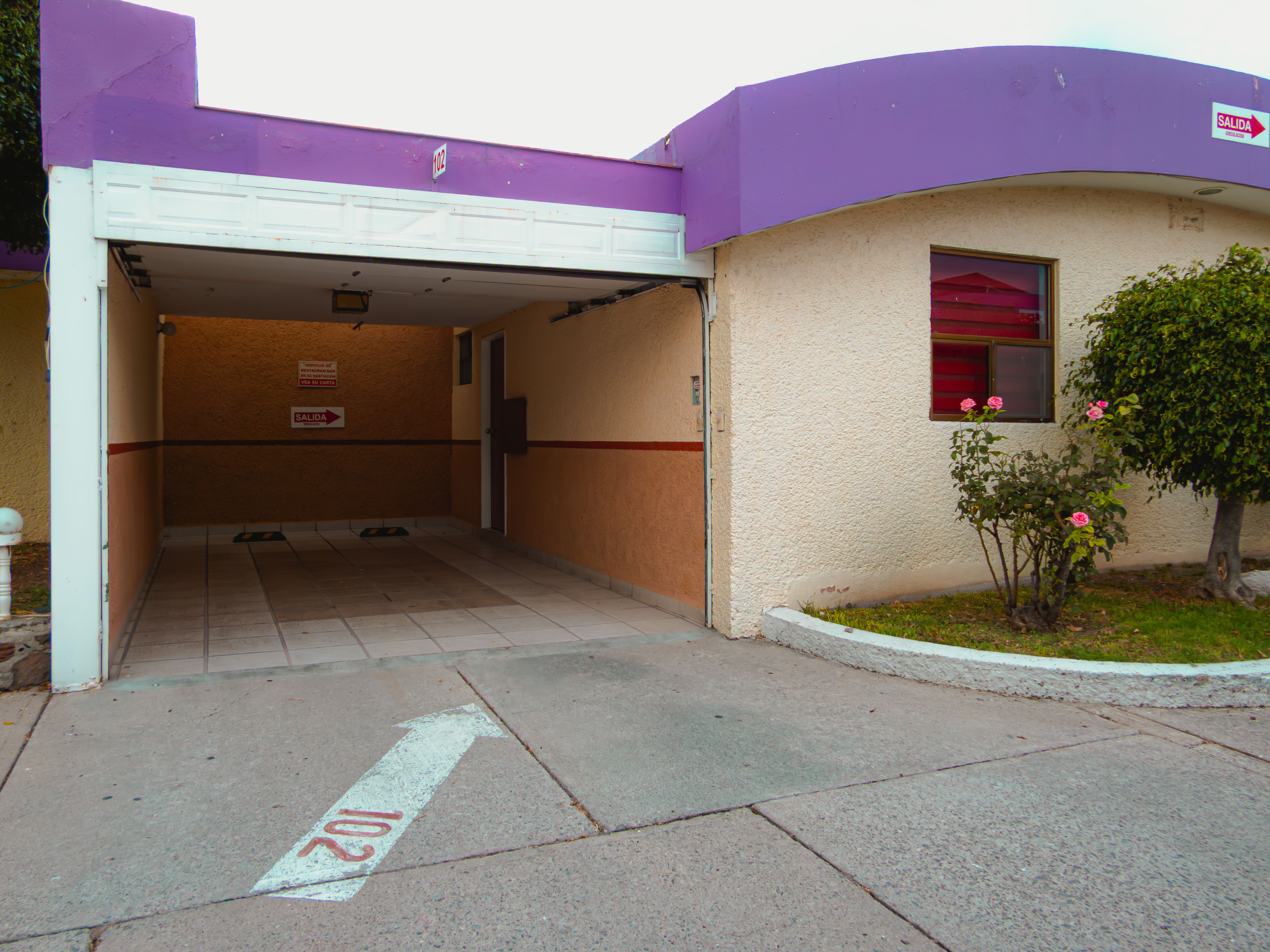 Entrada a la habitación 102 del motel